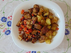 vegan-brunch-basic-tempeh-scramble-and-rosemary-roasties-1