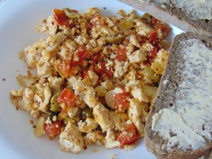 vegan-brunch-puttanesca-scramble