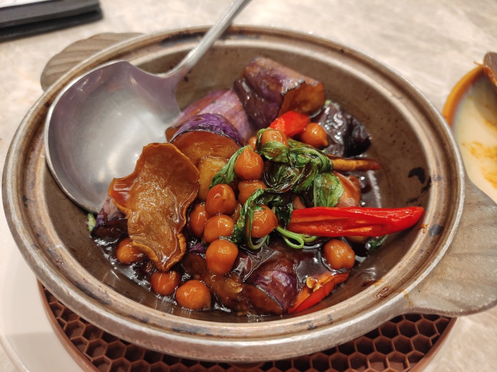 A hot pot with stewed aubergine and other vegetables