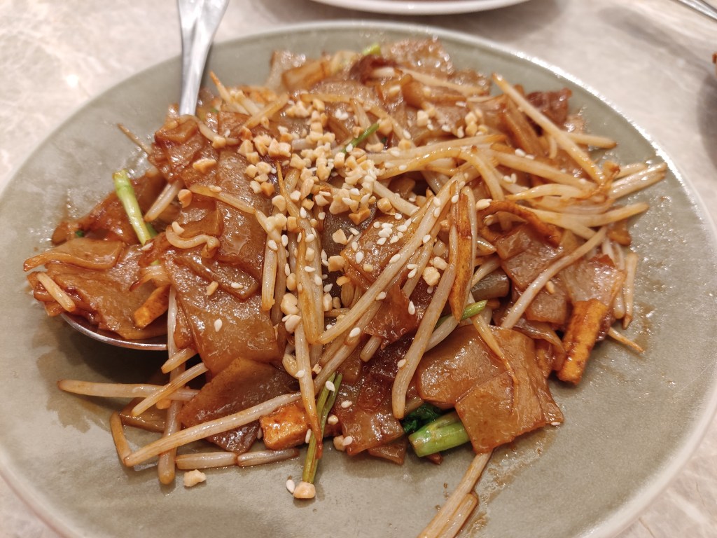 Large flat noodles with beansprouts and other vegetables